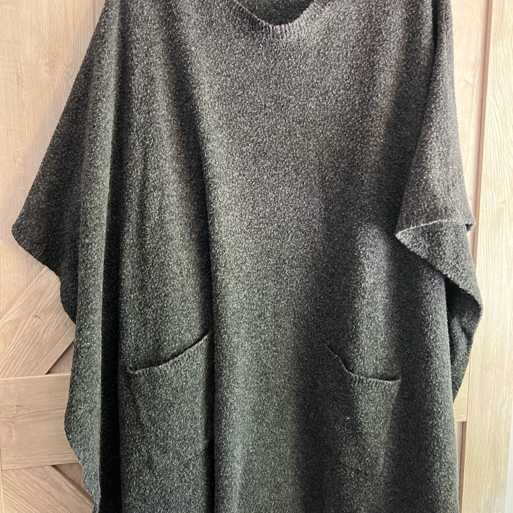 Chic Soul I’m all yours poncho in charcoal color. Size 1x/2x. Flowy top.